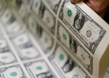Economia Dólar inicia abril em alta e fecha a R$ 5,71