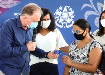 Governo do Estado inicia distribuição do Cartão ES Solidário