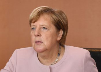 Lockdowns obrigatórios são vitais para conter covid-19, diz Merkel