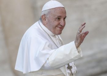 Papa encontra pessoas carentes que recebem vacina no Vaticano