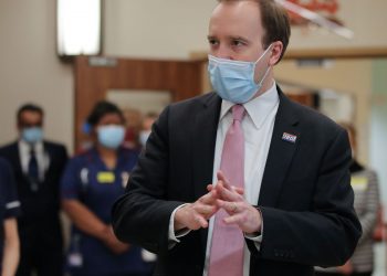 Vacinação reduz transmissão da covid-19 em lares, mostra estudo