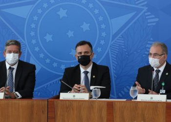 Participantes do comitê da covid-19 fazem pronunciamento após reunião