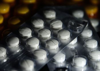 Covid-19: farmacêuticas levam multa por vender remédio acima do preço