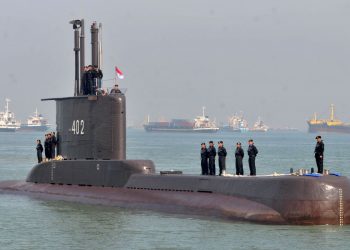 Submarino indonésio que estava desaparecido é encontrado aos pedaços