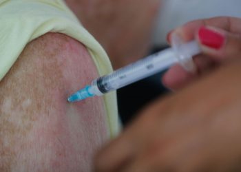 Anvisa atualiza bula da vacina de Oxford