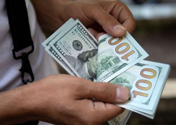 Dólar cai para R$ 5,22 e renova mínima desde janeiro
