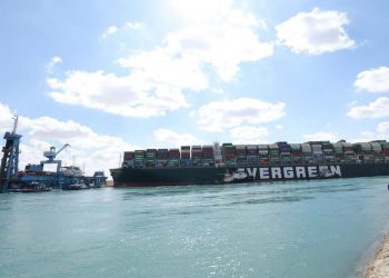 Evergreen ainda está ancorado no Canal de Suez com tripulação presa
