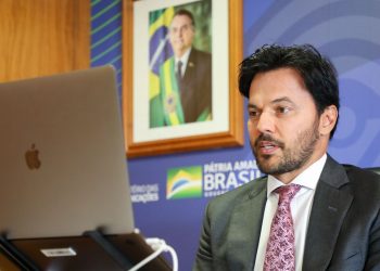 Fábio Faria assina portaria de criação do programa Digitaliza Brasil.