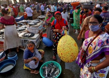 Índia: com recordes de mortes por covid-19, corpos flutuam no Ganges