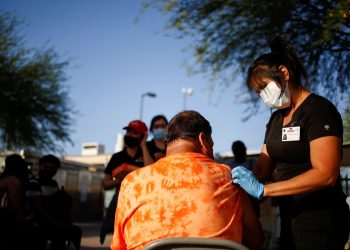 Latinos viajam aos Estados Unidos em busca de imunização