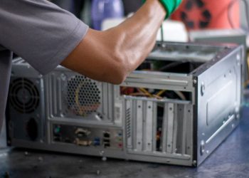 Programa conserta e doa computadores a escolas e bibliotecas