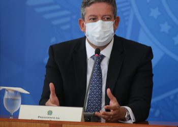 Reforma tributária deve ser fatiada em 3 ou 4 projetos, diz Lira