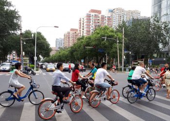 China passa a permitir três filhos por casal