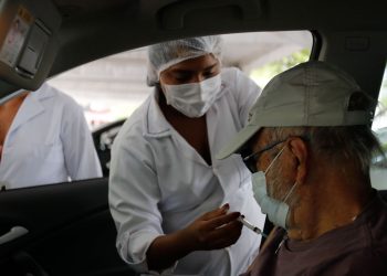 Vacinação reduz pela metade morte entre idosos com mais de 80 anos
