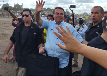 Em São Mateus, Bolsonaro entrega casa à família e planta árvore