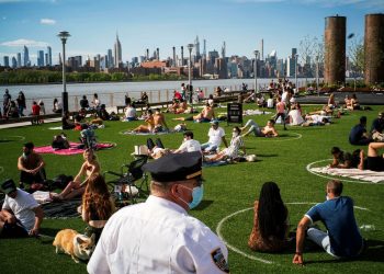 Governador de Nova York suspende últimas restrições da covid-19