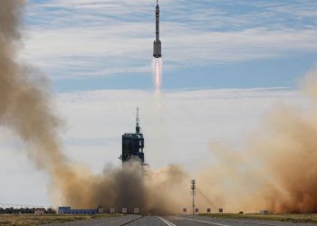 Internacional Nave chinesa com três astronautas se acopla à nova estação espacial