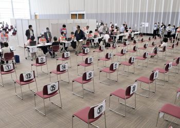 Internacional Japão pede a governos locais medidas para acelerar vacinação