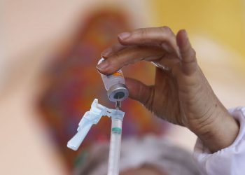 OMS alerta que vacinas estão escassas nos países mais pobres