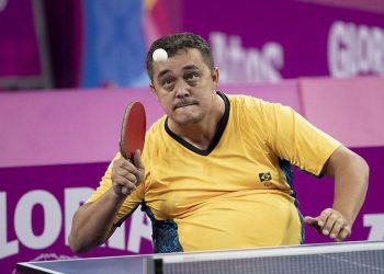 Agente de trânsito, mesatenista quer medalha na Paralimpíada