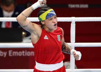 Bia Ferreira sobra na estreia no boxe e avança às quartas em Tóquio