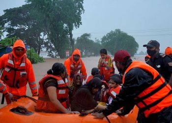 Pelo menos 67 pessoas morrem na Índia em enchentes e deslizamentos