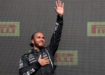 Hamilton é vítima de ofensas racistas nas redes após GP da Inglaterra