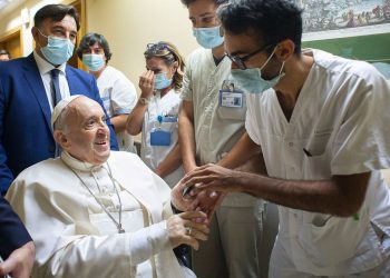 Papa Francisco ficará no hospital por mais alguns dias, diz Vaticano