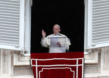 Papa Francisco passa por cirurgia e reage bem a procedimento