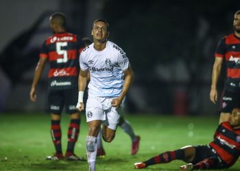 Grêmio atropela Vitória no Barradão e abre vantagem na Copa do Brasil