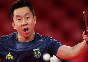 Gustavo Tsuboi vence e chega às oitavas no tênis de mesa