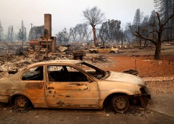 Internacional Maior incêndio florestal da Califórnia atinge cidade histórica