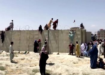 Retirada de diplomatas do Afeganistão acelera e Talibã promete paz