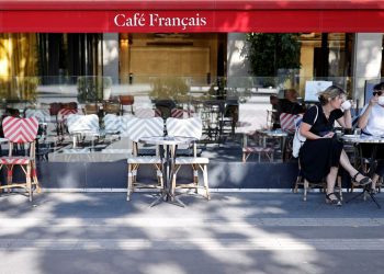 Covid-19: França ignora apelo da OMS e prepara terceira dose da vacina