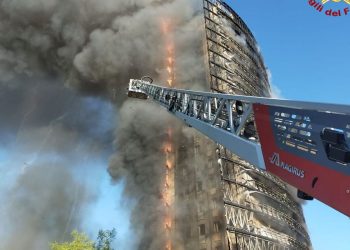 Incêndio destrói prédio de 18 andares em Milão