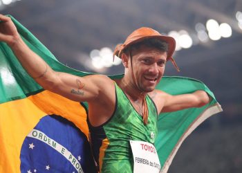 Petrúcio Ferreira é bicampeão nos 100m e quebra recorde na Tóquio 2020