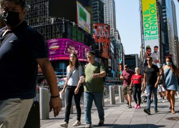 EUA elaboram plano para exigir vacinação de visitantes estrangeiros