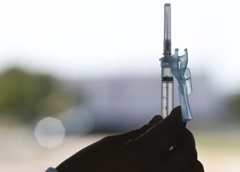 Proteção de vacinas contra covid diminui após 6 meses, mostra estudo