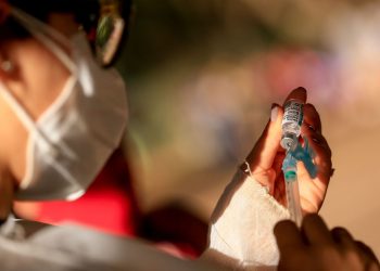 Internacional Restrição de idade para AstraZeneca zera coágulos raros, diz estudo