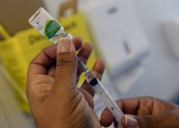 França suspende milhares de profissionais de saúde não vacinados