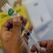 França suspende milhares de profissionais de saúde não vacinados