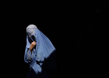 Mulheres afegãs protestam contra uso da burca