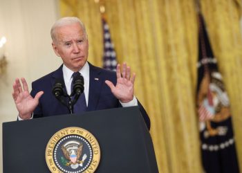 Novo plano de Biden exigirá vacinas contra covid-19 ou testes