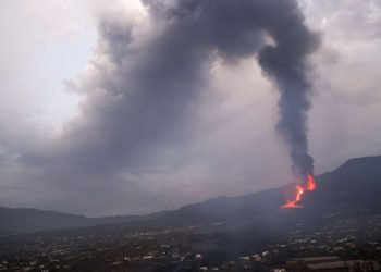 Vulcão de La Palma volta a lançar cinzas e lava se aproxima do mar