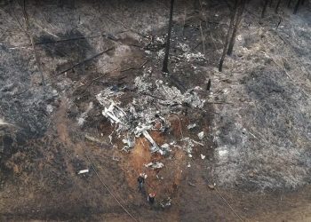 Avião cai em área de mata, e sete pessoas morrem em Piracicaba