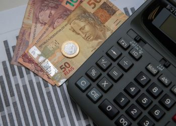Publicado decreto que aumenta IOF para custear Auxílio Brasil