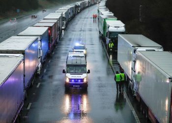 Internacional Reino Unido: corrida a postos seca 90% das bombas de combustível
