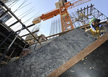 Confiança da construção cai em outubro após cinco meses de alta