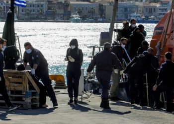 Grécia faz operação de salvamento de migrantes após naufrágio