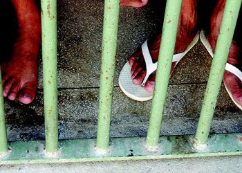 Um terço dos presos relata violência na hora da prisão, diz Defensoria